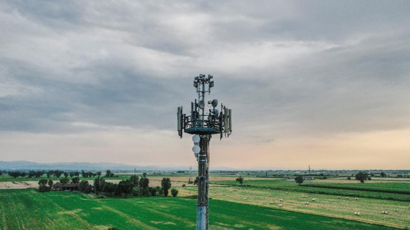 Som Connexió denuncia que les dades oficials de cobertura no reflecteixen la realitat de moltes llars disseminades i petits nuclis, on el desplegament de fibra continua sense ser rendible per a les grans operadores.