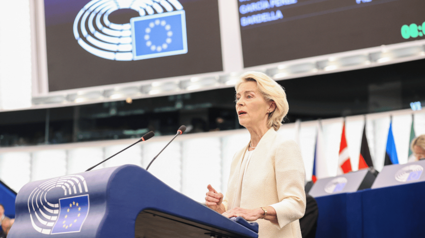 Von der Leyen anuncia una proposta europea que prohibiria l’accés als menors de 13 anys i permetria comptes limitats i supervisats entre els 13 i els 15.