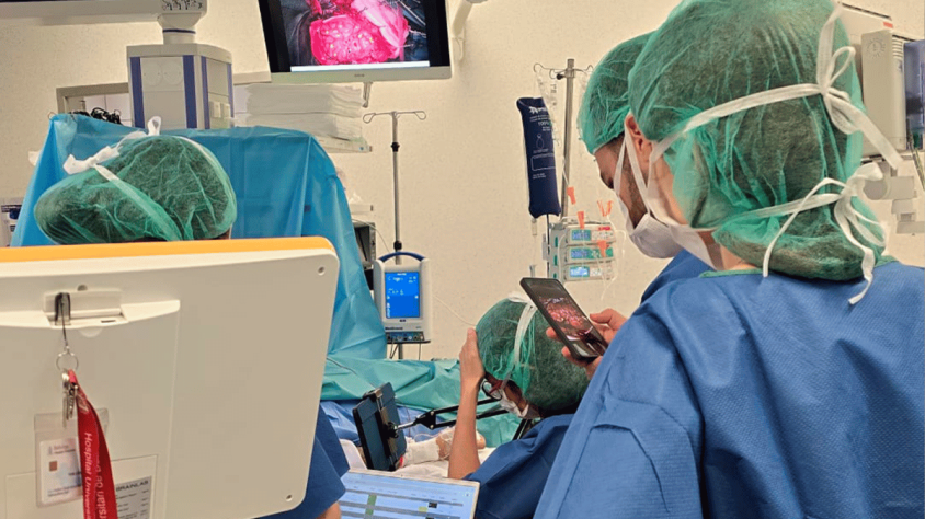 BrainMapp ha desenvolupat una eina digital que ajuda els equips de neurocirurgia a identificar les àrees del cervell que cal preservar durant l’extirpació de tumors.