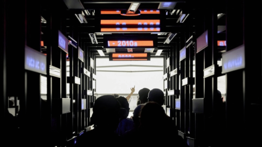 La mostra de Mobile World Capital Barcelona i la Generalitat ha repassat dues dècades de transformació digital i l’impacte de la tecnologia en la vida quotidiana.