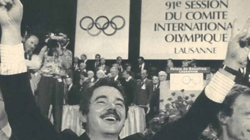 L'alcalde Maragall, celebrant la selecció de Barcelona com a ciutat olímpica l'any 1986