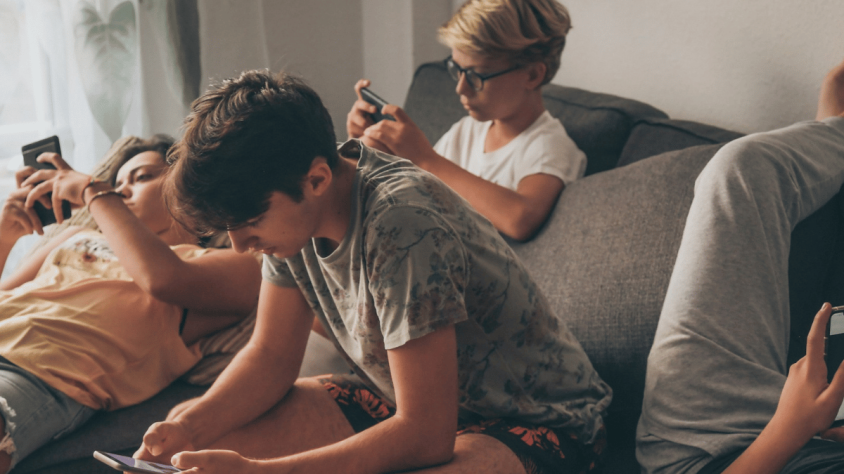 Un informe de la UAB i la fundació IMANcorp alerta que els joves d’entre 16 i 25 anys tenen menys competències digitals altes que els adults de fins a 45 anys, especialment a l’hora de cercar i verificar informació fiable.