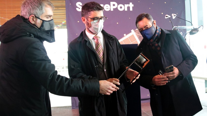 El conseller de Polítiques Digitals, Jordi Puigneró, observant un nanosatèl·lit a l'Aeroport de Lleida-Alguaire