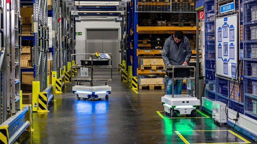 Mobile Industrial Robots (MiR) fabrica robots mòbils autònoms pensats per accions logístiques en àmbits com l'automoció o les farmacèutiques